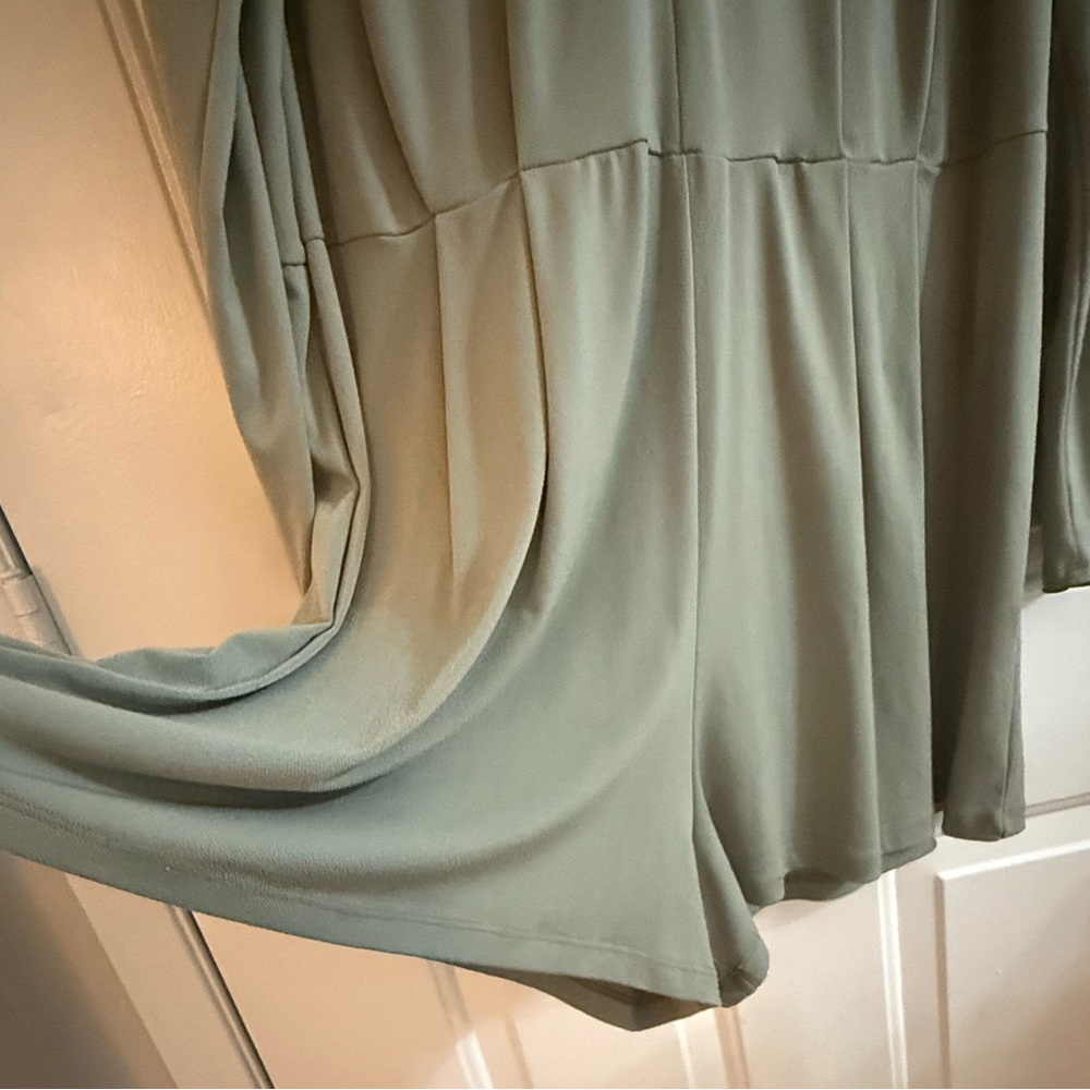 Forever 21 Plus Green Long Sleeve Romper - Picture 3 of 10